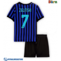 Fotballdrakt Barn Inter Milan Piotr Zielinski #7 Hjemmedraktsett 2025-26 Kortermet (+ Korte bukser)